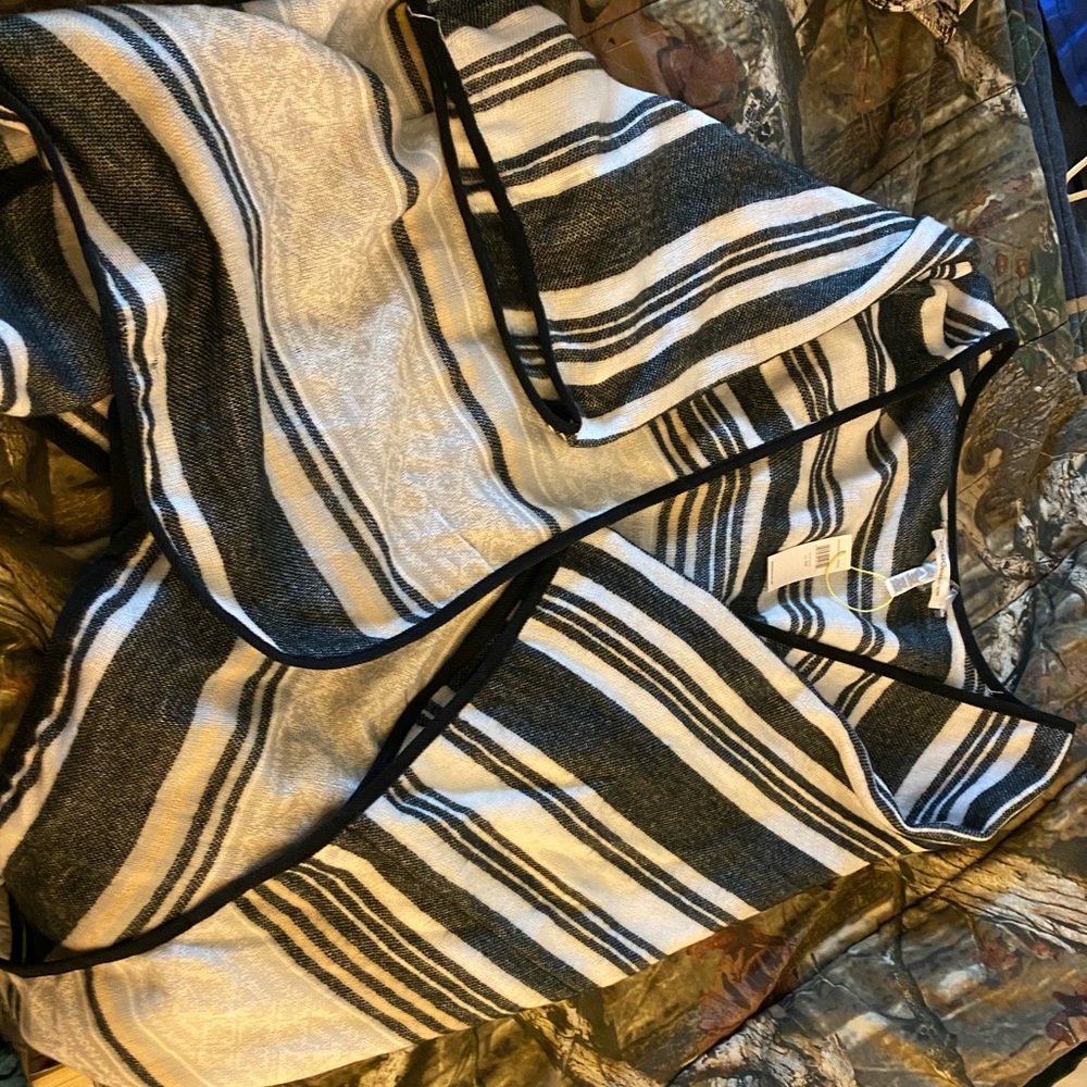 Poncho - Picture 3 of 3